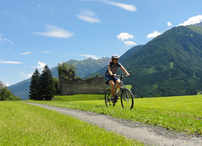Ruine Hieburg im Vordergrund - dahinter die Hohen Tauern