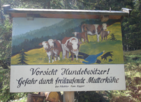 Hinweis-Schild im Almgebiet
