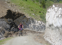 Auf der Fahrt durch Schnee aus dem Winter ins Untersulzbachtal