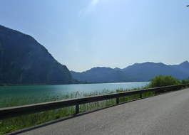 Traumhafter Blick auf die Drachenwand und das glasklare Wasser des Mondsees