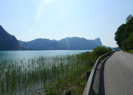 Entlang des Mondsees mit Blick auf die Drachenwand