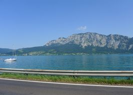 Attersee mit Bergmassiv